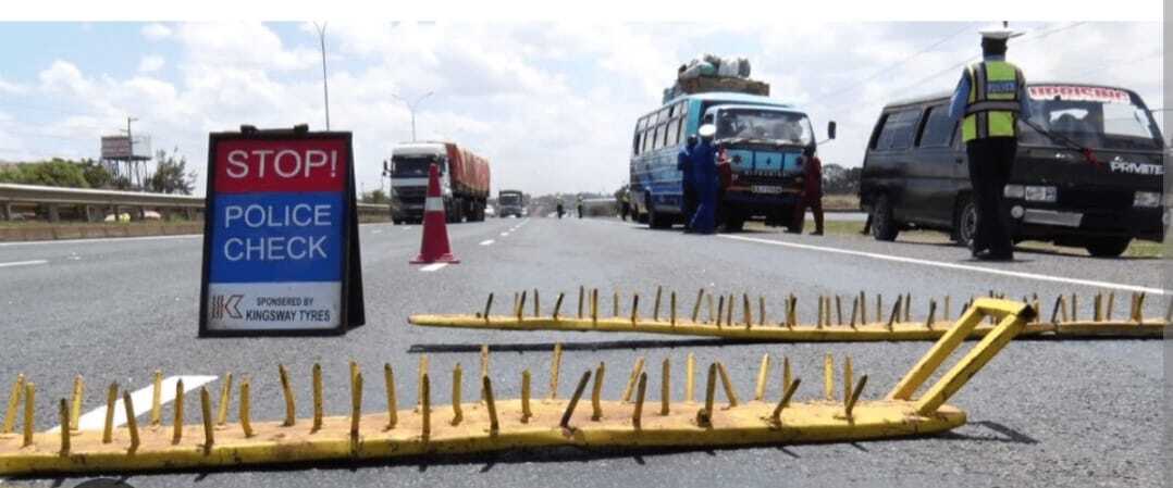 Traffic Officers Injured as They Fall in a Ditch While Avoiding to be Hit by a Trailer