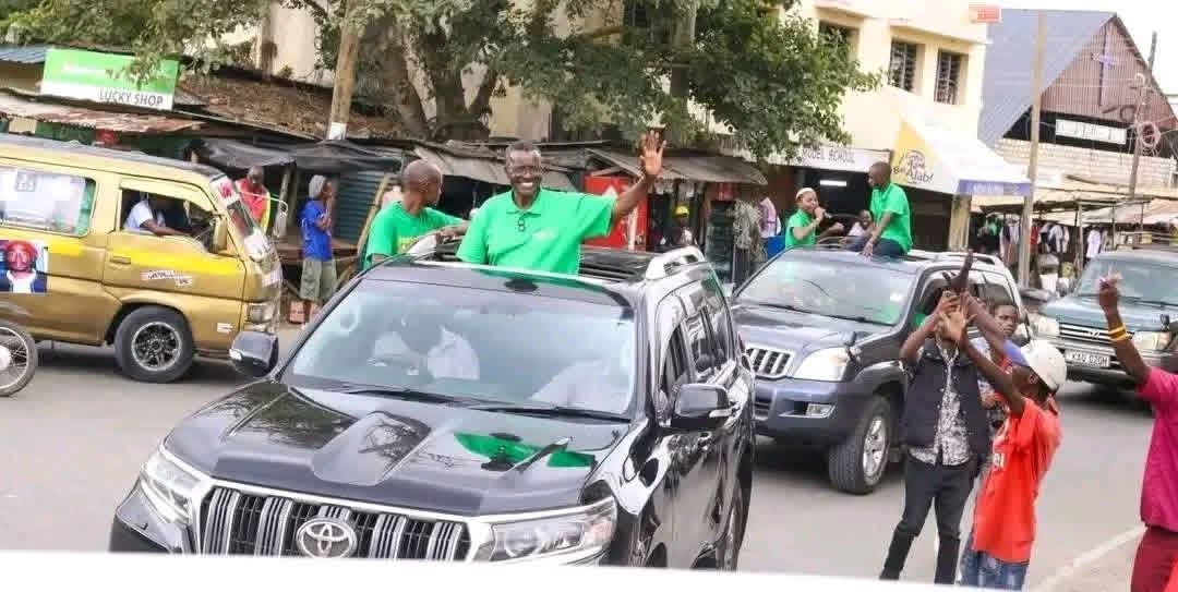 Students Block Maraga from Accessing Tharaka University Over Voter Registration