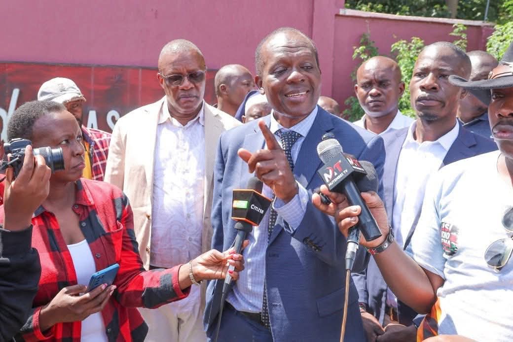 Owalo visit Tuju at Dari Business