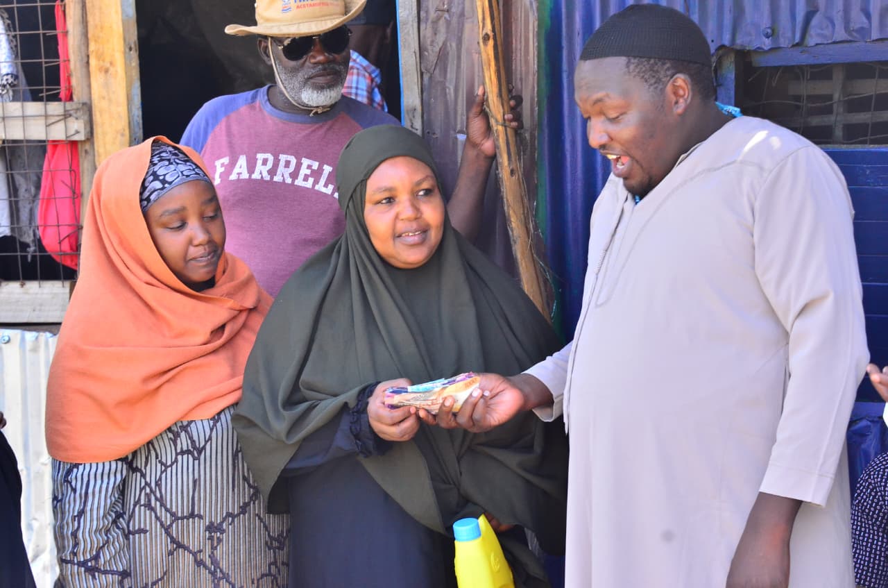 Kaloleni MCA aspirant distributes Iftar donations to local families