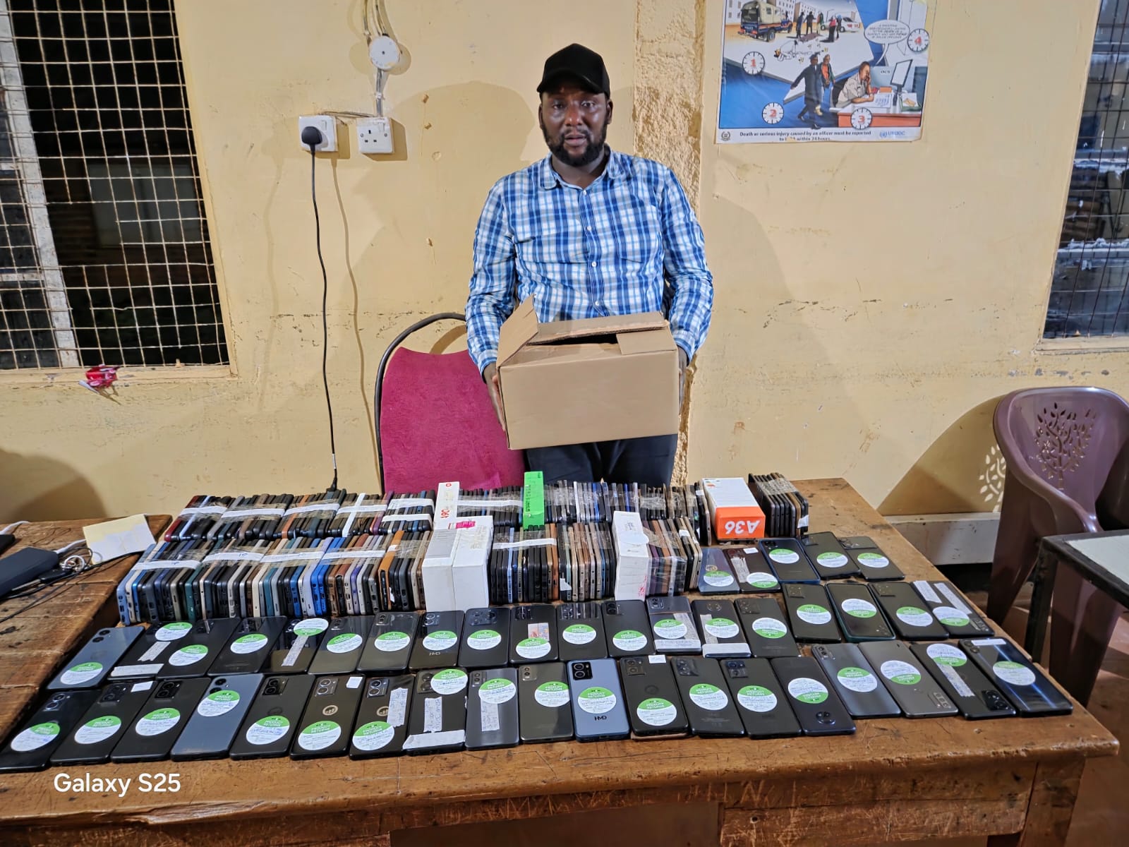 Notorious stolen phone receiver arrested, 289 mobile phones recovered