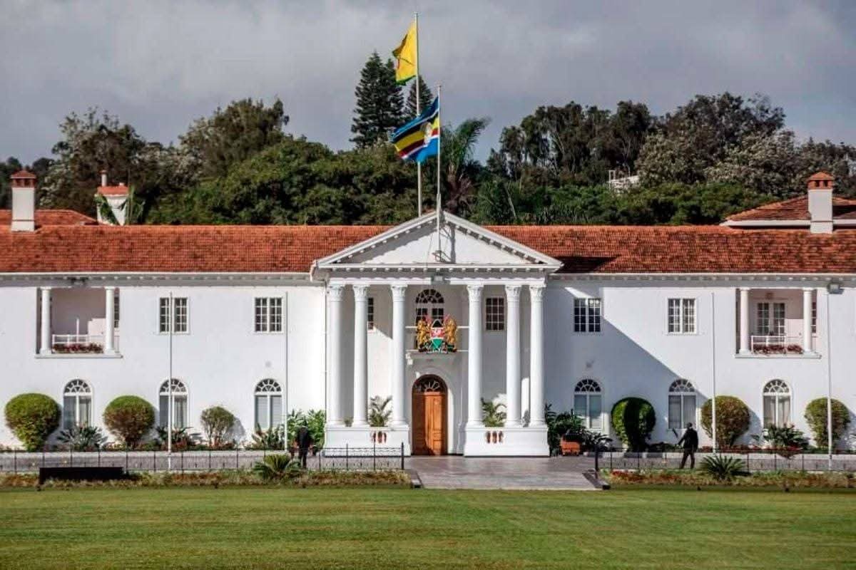 Man arested after trying to force way into State House