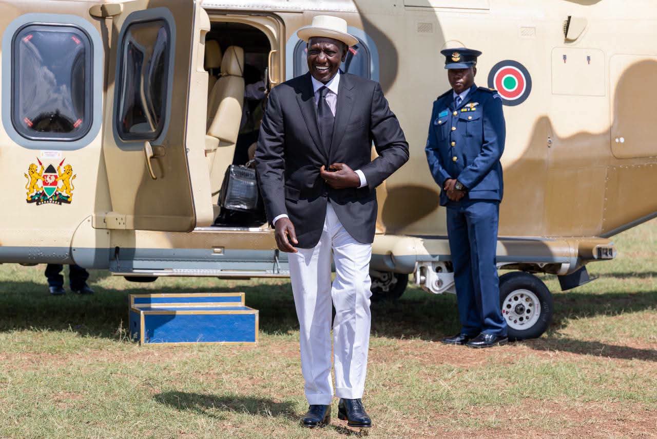 Ruto hands over Jaramogi, Raila public service records to Odinga family