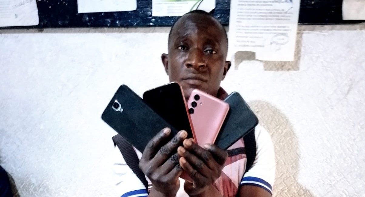 Police arrest a Burudian suspected to be stolen phone receiver in Shauri Moyo,recover three mobile phones